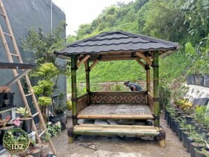 Pemasangan Saung Bambu 2x2