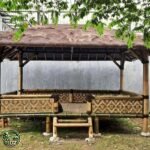 Saung Bambu untuk Menciptakan Suasana Taman yang Alami