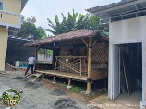 Foto hasil kerja Pembuatan Saung Bambu untuk Sekolah Alam di Ciseeng