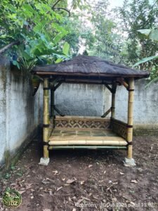 Pembuatan Saung Bambu 2*2