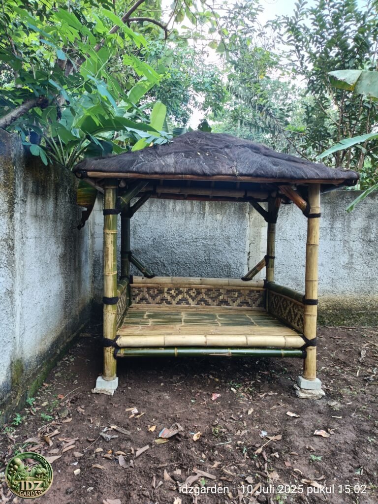 Pembuatan Saung Bambu 2*2
