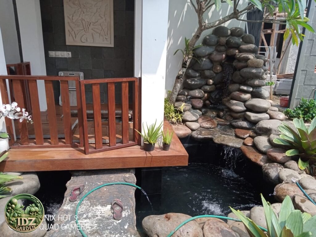 Cara Menata Batu Alam agar Kolam Terlihat Menyatu dengan Taman