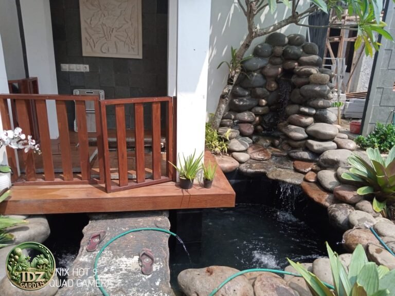 Cara Menata Batu Alam agar Kolam Terlihat Menyatu dengan Taman